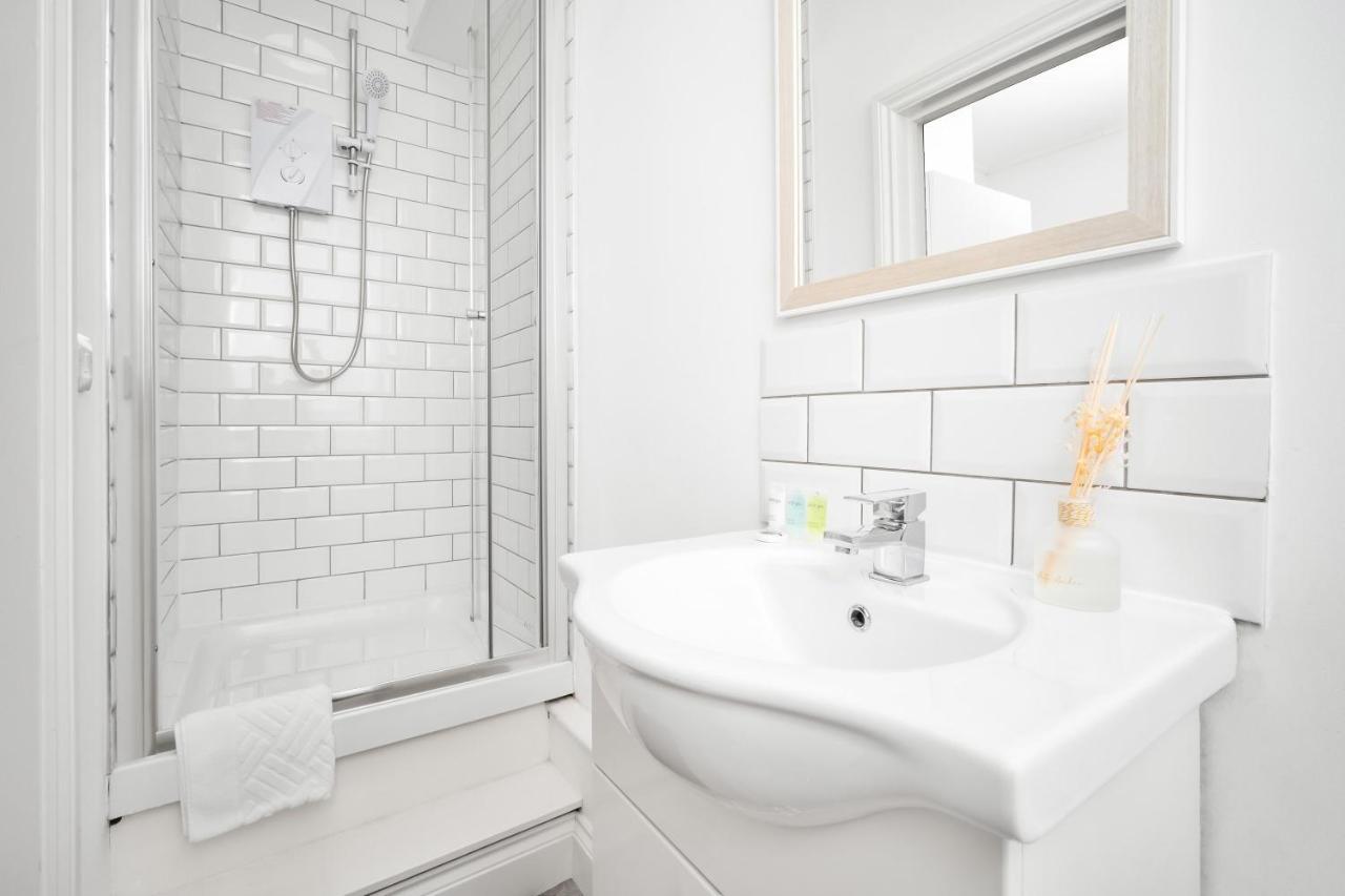 Beautiful Waterside Apartment - Parking - Perry Barr - Top Rated バーミンガム エクステリア 写真
