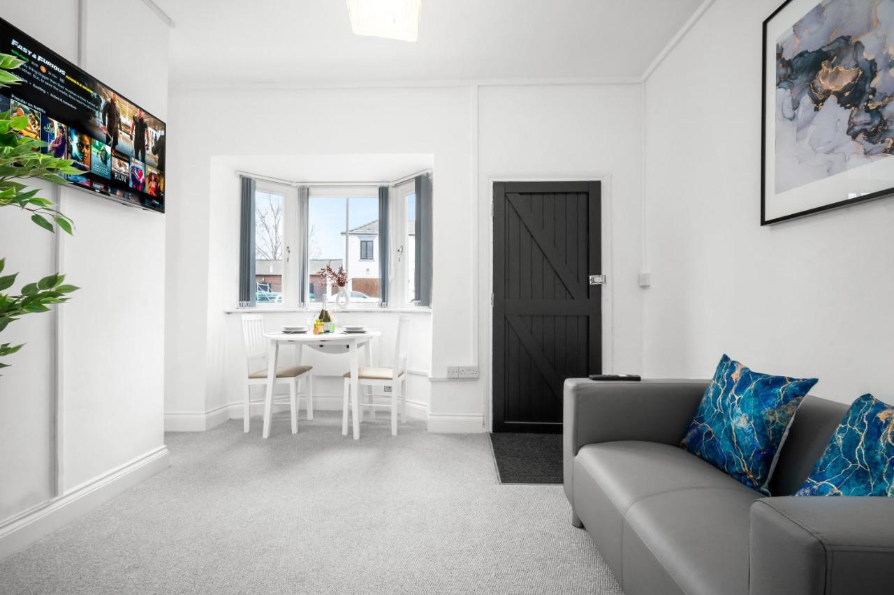 Beautiful Waterside Apartment - Parking - Perry Barr - Top Rated バーミンガム エクステリア 写真