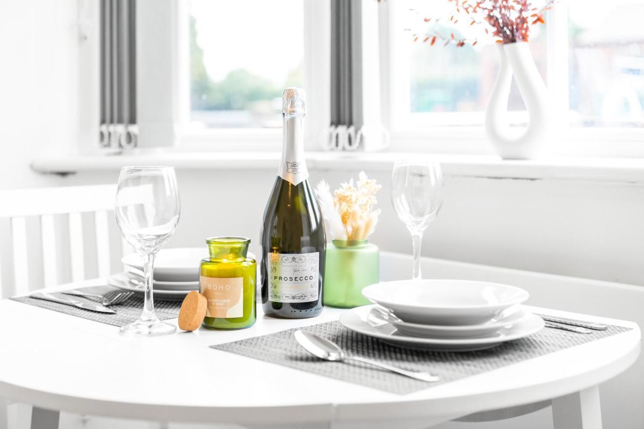 Beautiful Waterside Apartment - Parking - Perry Barr - Top Rated バーミンガム エクステリア 写真