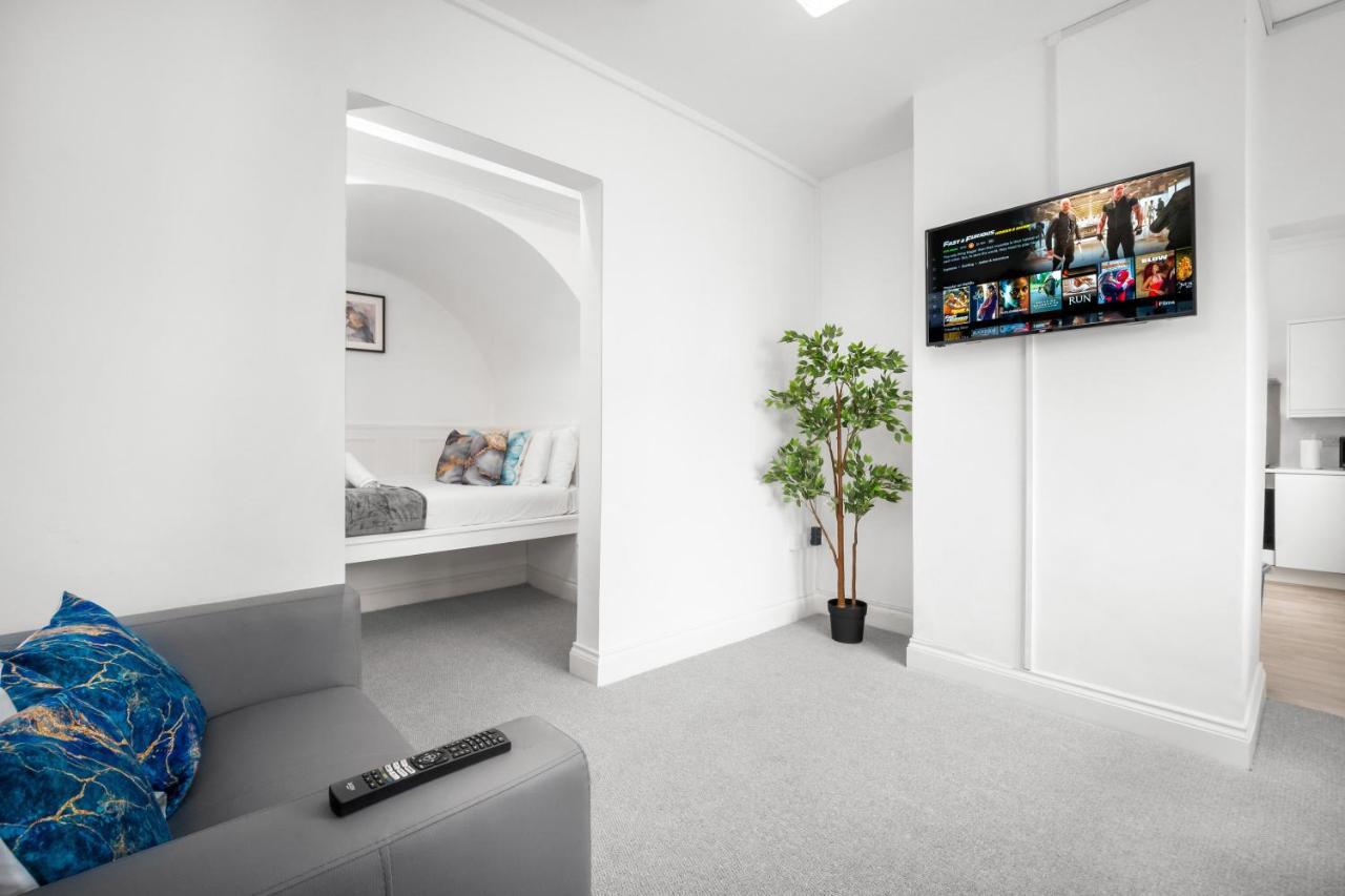 Beautiful Waterside Apartment - Parking - Perry Barr - Top Rated バーミンガム エクステリア 写真