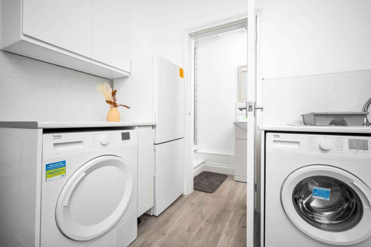 Beautiful Waterside Apartment - Parking - Perry Barr - Top Rated バーミンガム エクステリア 写真