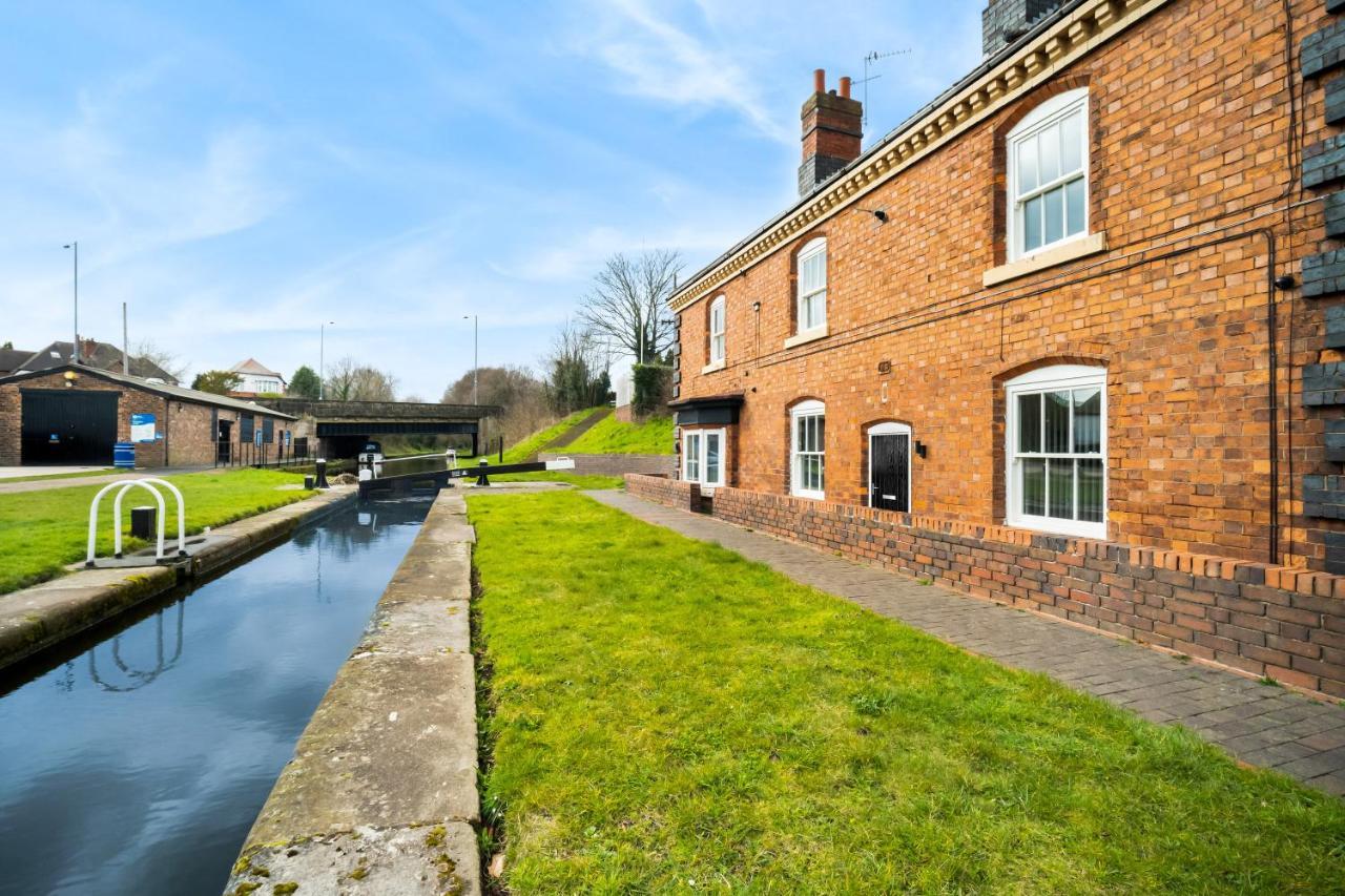 Beautiful Waterside Apartment - Parking - Perry Barr - Top Rated バーミンガム エクステリア 写真
