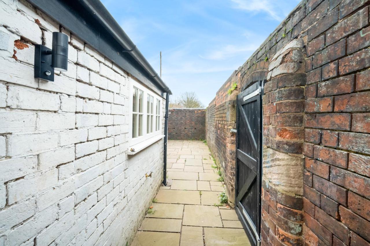 Beautiful Waterside Apartment - Parking - Perry Barr - Top Rated バーミンガム エクステリア 写真