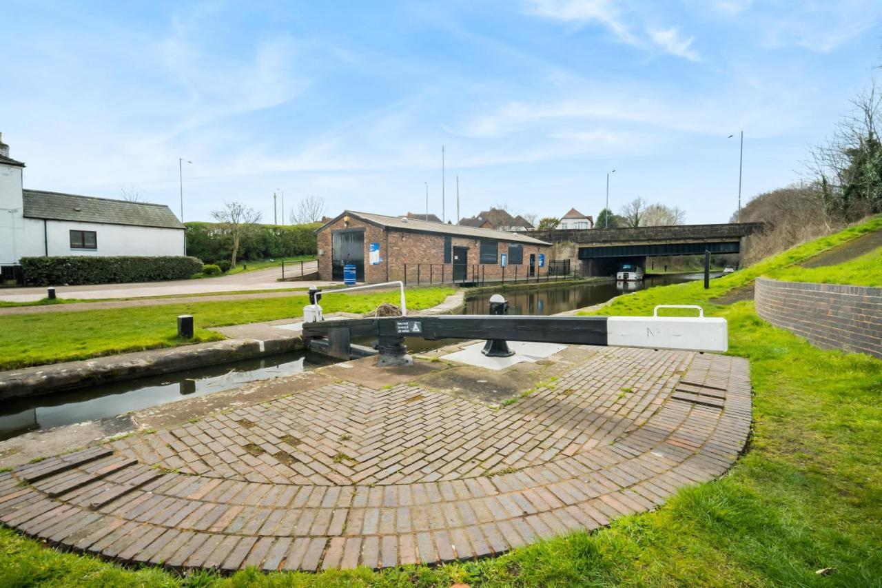 Beautiful Waterside Apartment - Parking - Perry Barr - Top Rated バーミンガム エクステリア 写真