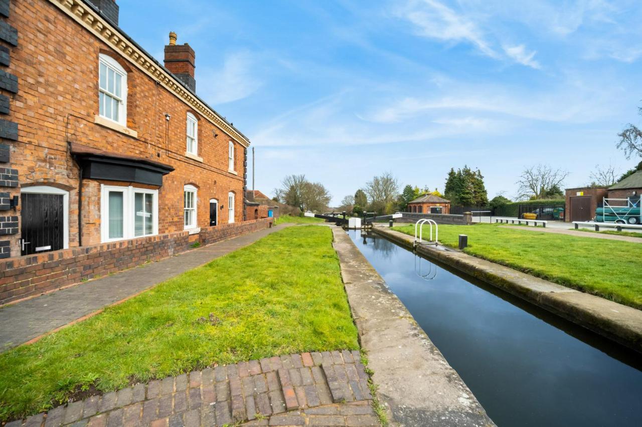 Beautiful Waterside Apartment - Parking - Perry Barr - Top Rated バーミンガム エクステリア 写真